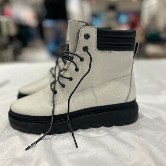 Timberland Boots - Picture 5 of 7